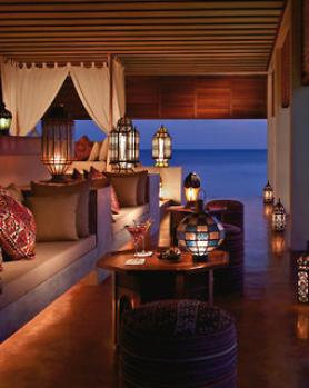 Maledivský hotel Four Seasons Resort Maldives At Landaa Giraavaru s barem