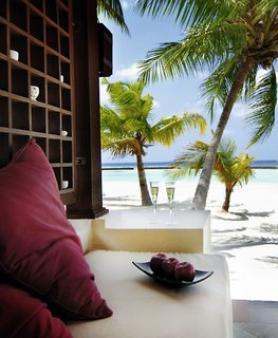 Maledivský hotel Kurumba Maldives s terasou