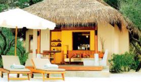 Maledivský hotel Anantara Dhigu Resort s bungalovem