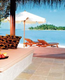 Maledivský hotel Anantara Dhigu Resort s terasou