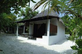 Maledivský hotel Angaga Island Resort - bungalov