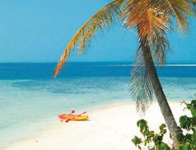 Maledivy a hotel Biyadhoo Island Resort s pláží