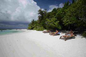 Maledivský hotel Chaaya Ellaidhoo Island s pláží