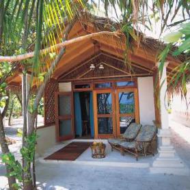 Maledivský hotel Reethi Beach Resort - bungalov