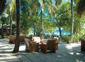 Maledivský hotel Reethi Beach Resort s terasou