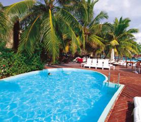 Maledivy a hotel Thulhagiri Island Resort s bazénem