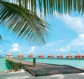 Maledivy a hotel Thulhagiri Island Resort s bungalovy