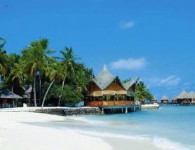 Maledivy a hotel Thulhagiri Island Resort s pláží