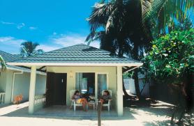 Maledivský hotel Holiday Island Resort & Spa - bungalov
