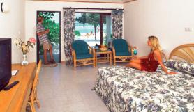 Maledivský hotel Holiday Island Resort & Spa - ubytování