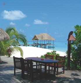 Maledivy a hotel Madoogali s terasou