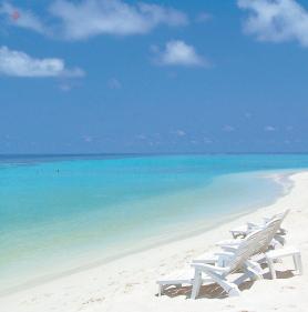 Maledivy a hotel Madoogali s pláží