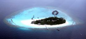 Letecký pohled na maledivský ostrov Angaga