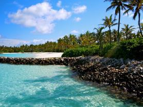 Maledivy a část jednoho z ostrovů