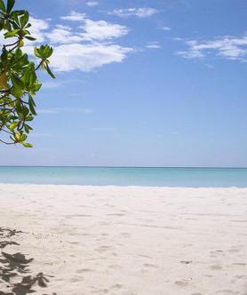 Pláž maledivského ostrova Aarah