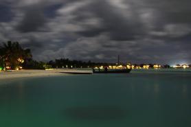 Maledivy - část ostrova Anantara v noci