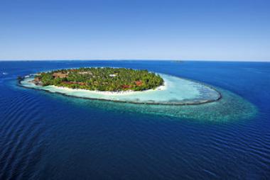 Pohled na maledivský ostrov s hotelem Kurumba Maldives