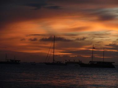 Západ Slunce u ostrova Farukolhufushi