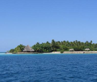 Pohled na pobřeží maledivského ostrova