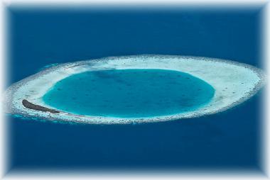 Maledivský Vaavu Atol a jeden z ostrůvků
