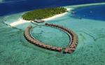 Maledivský hotel Vilu Reef Beach v moři