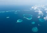 Maledivské ostrůvky v moři