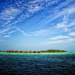 Modrá obloha nad Maledivami